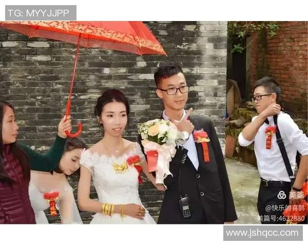 足球明星与青梅竹马的爱情故事揭示了他们共同成长的甜蜜回忆与不变的真情