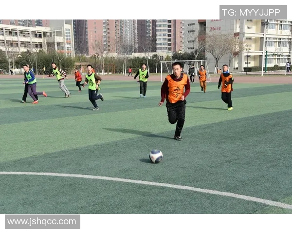 女孩与众多足球明星亲密合影展现青春活力与梦想追逐的美好瞬间