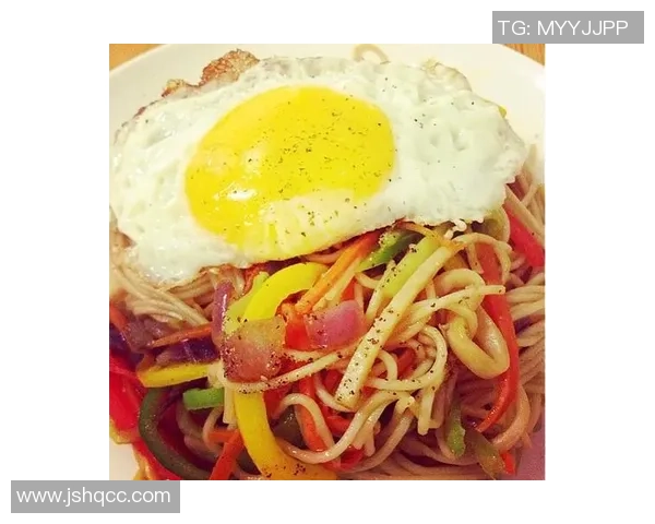 足球明星亲自下厨制作美味面条的精彩视频合集