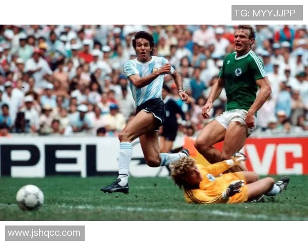 黑白摄影中的足球明星魅力展现与经典瞬间回顾 黑白摄影中的足球明星魅力展现与经典瞬间回顾